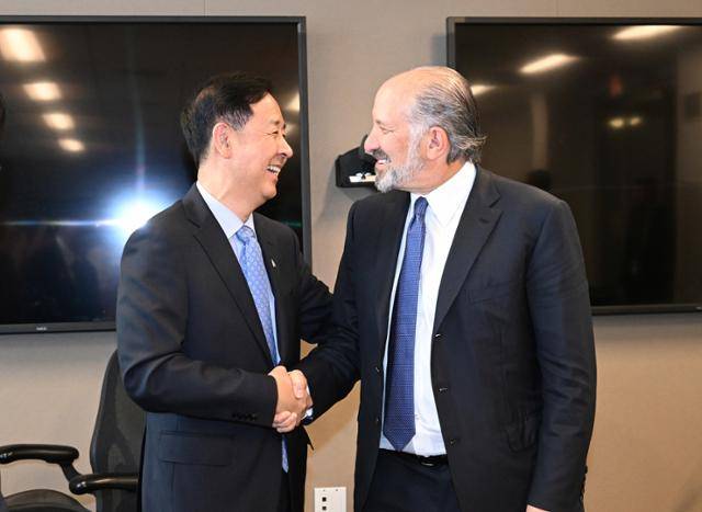 구윤철 경제부총리 겸 기획재정부 장관이 29일(현지시간) 미국 워싱턴 상무부에서 하워드 러트닉 상무장관과 통상협의 전 악수를 하고 있다. 기재부 제공