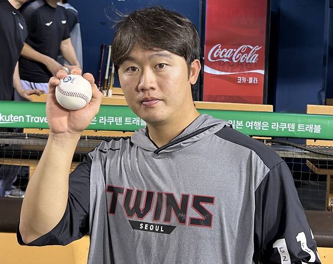 LG 손용준이 29일 잠실 KT전에서 기록한 프로 통산 첫 타점, 결승타 기념구를 들어보이고 있다. 사진=구단 제공