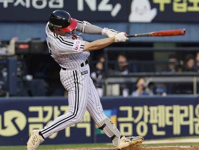 <yonhap photo-5100=""> 역전 안타 (서울=연합뉴스) 서명곤 기자 = 29일 서울 송파구 잠실구장에서 열린 프로야구 2025 신한 SOL 뱅크 KBO리그 kt wiz와 LG 트윈스의 경기 3회말 2사 2루. LG 손용준이 역전 1루타를 치고 있다. 2025.7.29 seephoto@yna.co.kr/2025-07-29 19:48:40/ <저작권자 ⓒ 1980-2025 ㈜연합뉴스. 무단 전재 재배포 금지, AI 학습 및 활용 금지></yonhap>