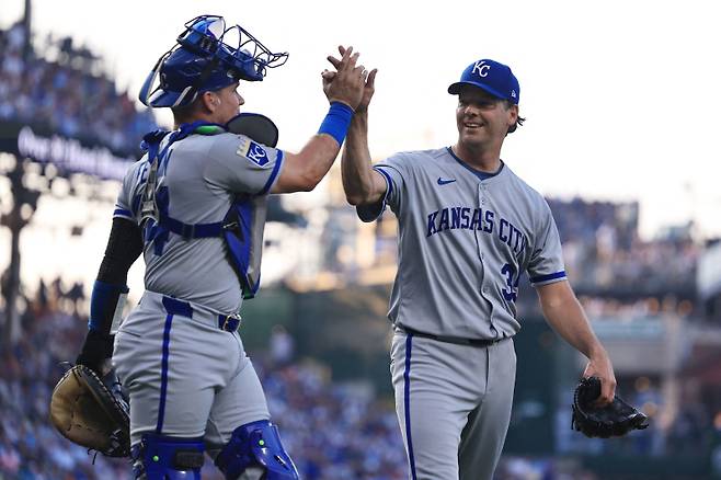<yonhap photo-3110=""> CHICAGO, ILLINOIS - JULY 22: Catcher Freddy Fermin #34 and Rich Hill #35 of the Kansas City Royals celebrate after the first inning against the Chicago Cubs at Wrigley Field on July 22, 2025 in Chicago, Illinois. Geoff Stellfox/Getty Images/AFP (Photo by Geoff Stellfox / GETTY IMAGES NORTH AMERICA / Getty Images via AFP)/2025-07-23 13:51:36/ <저작권자 ⓒ 1980-2025 ㈜연합뉴스. 무단 전재 재배포 금지, AI 학습 및 활용 금지></yonhap>
