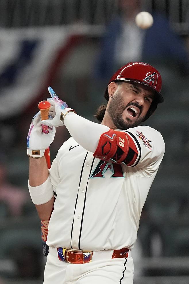 <yonhap photo-2613="">지난 17일 열린 메이저리그 올스타전에서 손가락에 공을 맞는 에우제니오 수아레스. [AP=연합뉴스]</yonhap>