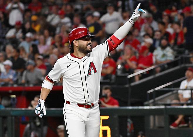 <yonhap photo-1775=""> PHOENIX, ARIZONA - JULY 20: Eugenio Suarez #28 of the Arizona Diamondbacks celebrates after hitting a three run home run against the St. Louis Cardinals during the first inning at Chase Field on July 20, 2025 in Phoenix, Arizona. Norm Hall/Getty Images/AFP (Photo by Norm Hall / GETTY IMAGES NORTH AMERICA / Getty Images via AFP)/2025-07-21 06:03:46/ <저작권자 ⓒ 1980-2025 ㈜연합뉴스. 무단 전재 재배포 금지, AI 학습 및 활용 금지></yonhap>