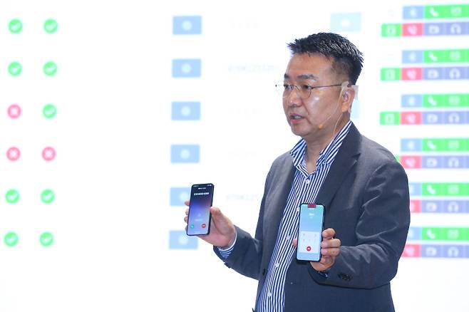 홍관희 LG유플러스 정보보안센터장이 29일 서울 용산 사옥에서 악성 앱에 감염된 스마트폰의 통화가 조작되는 과정을 설명하고 있다. LGU+ 제공