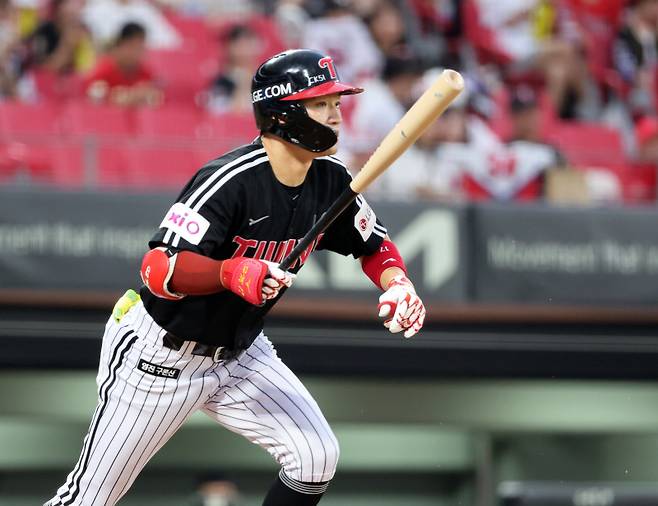 <yonhap photo-4288=""> 타격하는 박해민 (광주=연합뉴스) 조남수 기자 = 23일 광주기아챔피언스필드에서 열린 프로야구 LG 트윈스와 KIA 타이거즈의 경기. LG 박해민이 6회초에 타격하고 있다. 2025.7.23 iso64@yna.co.kr/2025-07-23 19:49:47/<저작권자 ⓒ 1980-2025 ㈜연합뉴스. 무단 전재 재배포 금지, AI 학습 및 활용 금지></yonhap>