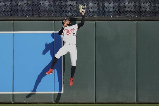 <yonhap photo-1756="">지난 27일 워싱턴 내셔널스전에서 외야 수비를 하는 바이런 벅스턴. [AP=연합뉴스]</yonhap>