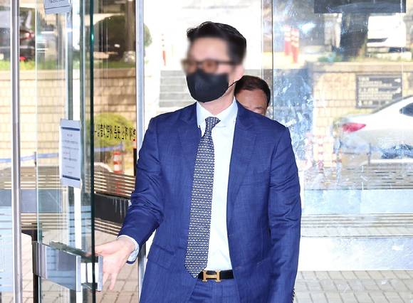 '건진법사 청탁' 의혹 윤모 전 통일교 세계본부장이 30일 영장실질심사를 의해 서울중앙지법에 출석하고 있다. 2025.7.30 [사진=연합뉴스]