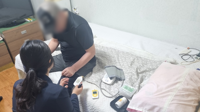 의료 지원을 받고 있는 A 씨