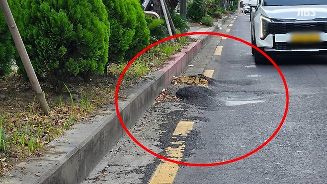 오늘(30일) 낮 제주시 연동의 한 도로가 변형된 모습 (사진, 김재연 기자)