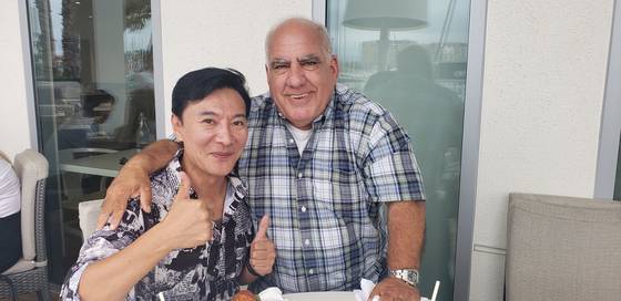 거물 필 콰타라로(오른쪽)가 사망하기 전인 2023년 그의 마지막 생일을 함께 했다. [사진 김세황]