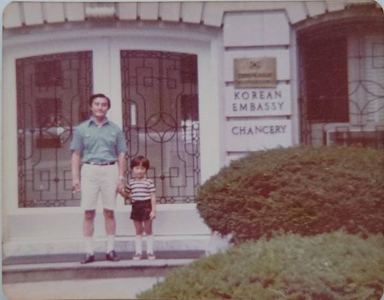 아버지(왼쪽)가 워싱턴 주미 한국대사관에 근무하던 시절 대사관에 간 김세황. [사진 김세황]