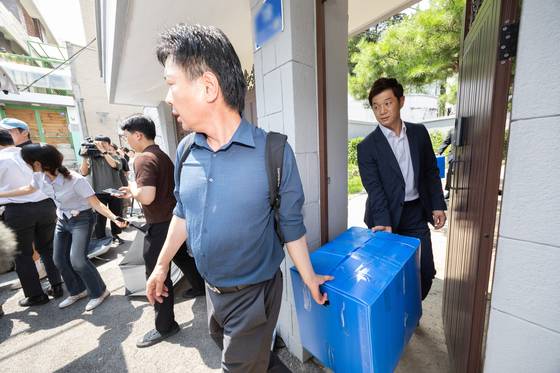 내란 특검팀(특별검사 조은석)이 지난 24일 서울 종로구 한덕수 전 국무총리 자택에서 압수품을 들고 나서고 있다. 뉴스1