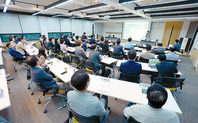 서울대 환경대학원이 ‘도시환경미래전략과정’과 ‘지속가능 ESG 전문가과정’을 운영한다. 사진은 수업 중인 수강생들의 모습. [사진 서울대 환경대학원]