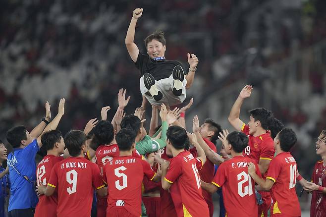 아세안 U-23 챔피언십 우승을 이끈 김상식(가운데) 베트남 감독이 헹가래를 받고 있다. [AP=연합뉴스]