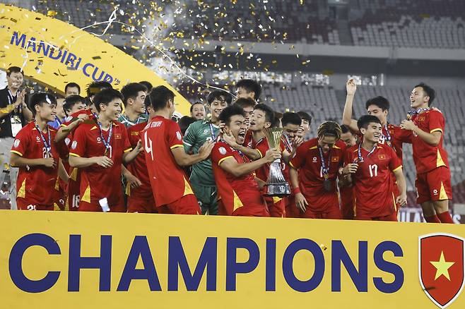 아세안 U-23 챔피언십 우승을 차지한 베트남 선수들. [EPA=연합뉴스]