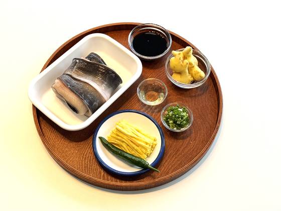 간단한 장어덮밥의 재료. 밥은 즉석밥을 사용해도 좋다. 사진 이정웅