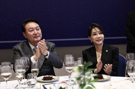 2022년 6월 나토 순방 당시 재스페인 동포 초청 만찬 간담회에서 박수를 치고 있는 윤석열 전 대통령과 김건희 여사. 특검은 당시 김 여사가 착용한 반클리프 아펠 목걸이가 청탁의 대가로 받은 물건일 수 있다고 보고 수사 중이다. 사진 대통령실사진기자단