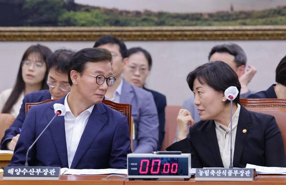 전재수 해양수산부 장관(왼쪽)과 송미령 농림축산식품부 장관이 지난 29일 오후 서울 여의도 국회에서 열린 농림축산식품해양수산위원회 전체회의에 출석해 대화하고 있다. 뉴스1
