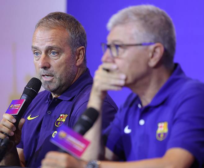 30일 서울 종로구 포시즌스호텔에서 열린 FC바르셀로나의 아시아투어 FC서울전 공식 기자회견에서 한지 플리크(왼쪽) 감독이 취재진 질문에 답변하고 있다. [연합뉴스]