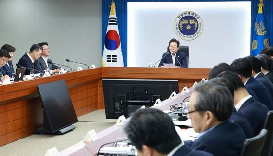 이재명 대통령이 30일 서울 용산 대통령실 청사에서 열린 비상경제점검 태스크포스(TF) 3차 회의를 주재하고 있다. 연합뉴스