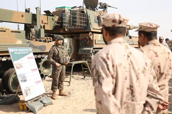 지난 2월 UAE에서 열린 한-UAE 연합 훈련에서 현지연합훈련단 장병이 K10탄약운반장갑차를 활용한 K9A1자주포 신속 탄약 재보급 절차를 UAE 관계자들에게 설명하고 있다. 연합뉴스