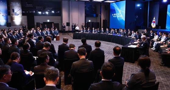 이재명 대통령이 8일 서울 그랜드 하얏트 호텔에서 열린 방위산업의 날 토론회를 주재하고 있다. 연합뉴스