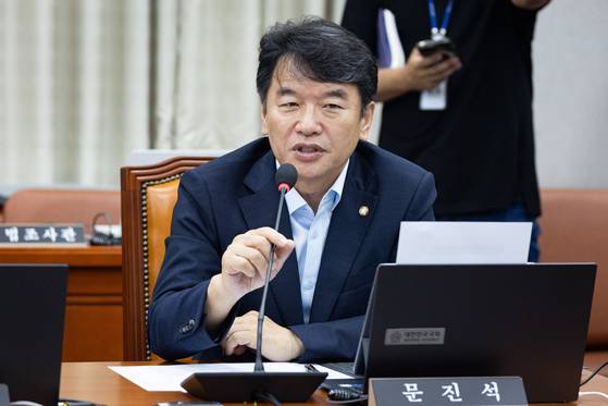 문진석 더불어민주당 원내수석부대표가 지난 10일 서울 여의도 국회에서 열린 제427회 국회(임시회) 운영위원회 제1차 전체회의에서 여당 간사로 선임된 후 인사말을 하고 있다. [뉴스1]