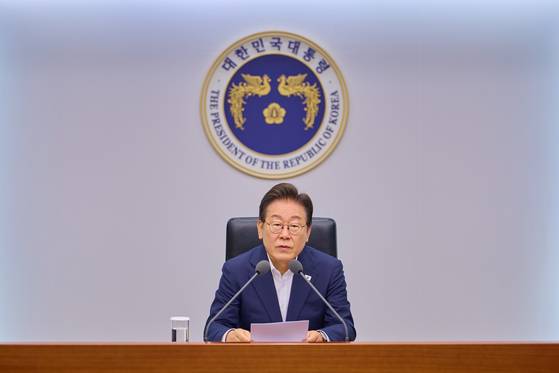 이재명 대통령이 30일 서울 용산 대통령실 청사에서 열린 비상경제점검 태스크 포스(TF) 3차 회의에서 발언을 하고 있다. 대통령실