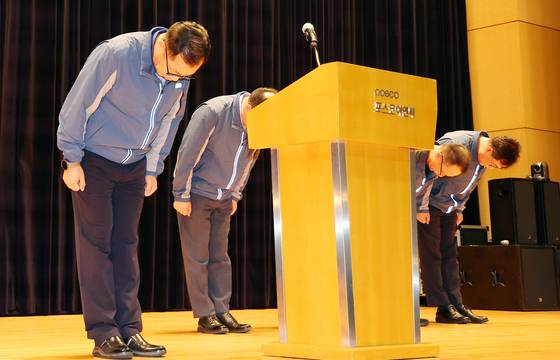 정희민 포스코이앤씨 사장이 지난 29일 인천 송도 본사에서 연이은 현장 사망사고와 관련한 담화문 발표에 앞서 관계자들과 사과 인사하고 있다. 이재명 대통령은 이날 오전 국무회의 모두발언을 통해 올해 포스코이앤씨 현장에서 연이은 산업재해 사고로 노동자들이 숨진 사실을 언급하며 질타했다. 연합뉴스