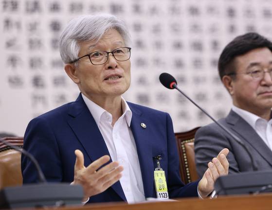 최동석 인사혁신처장이 22일 오후 서울 여의도 국회에서 열린 법제사법위원회 전체회의에서 의원 질문에 답변하고 있다. 뉴시스