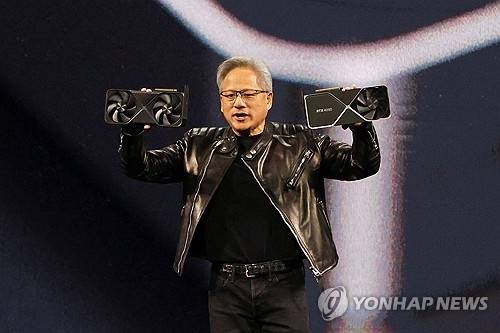 ▲ 젠슨 황 엔비디아 최고경영자(CEO)가 18일(현지시간) 미국 캘리포니아주 새너제이 SAP 센터에서 열린 연례 개발자 회의 ‘GTC 2025’ 기조연설에서 2028년까지의 AI 칩 출시 계획을 발표하고 있다. [새너제이 로이터=연합뉴스]