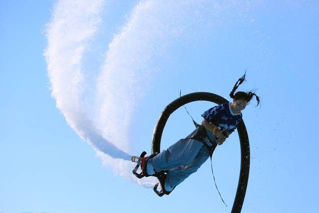 ▲ 인제, 두번째 여름축제 ‘여름愛 인제愛 빠지다’가 남면 부평리 빙어호 일원에서 오는 8월 10일까지 열리고 있는 가운데 지난 29일 플라이보드 세계챔피언 박진민 선수가 축제장 내 수상레저 체험장에서 시원하고 짜릿한 공연을 선보여 관광객들의 호응을 얻었다. 인제군 제공