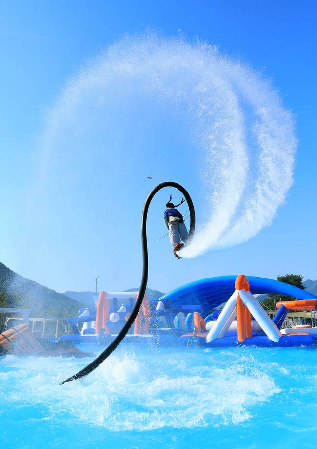 ▲ 인제, 두번째 여름축제 ‘여름愛 인제愛 빠지다’가 남면 부평리 빙어호 일원에서 오는 8월 10일까지 열리고 있는 가운데 지난 29일 플라이보드 세계챔피언 박진민 선수가 축제장 내 수상레저 체험장에서 시원하고 짜릿한 공연을 선보여 관광객들의 호응을 얻었다. 인제군 제공