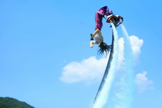 ▲ 인제, 두번째 여름축제 ‘여름愛 인제愛 빠지다’가 남면 부평리 빙어호 일원에서 오는 8월 10일까지 열리고 있는 가운데 지난 29일 플라이보드 세계챔피언 박진민 선수가 축제장 내 수상레저 체험장에서 시원하고 짜릿한 공연을 선보여 관광객들의 호응을 얻었다. 인제군 제공