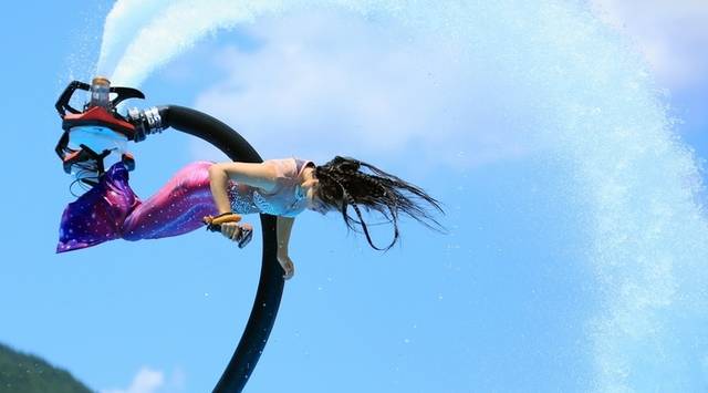 ▲ 인제, 두번째 여름축제 ‘여름愛 인제愛 빠지다’가 남면 부평리 빙어호 일원에서 오는 8월 10일까지 열리고 있는 가운데 지난 29일 플라이보드 세계챔피언 박진민 선수가 축제장 내 수상레저 체험장에서 시원하고 짜릿한 공연을 선보여 관광객들의 호응을 얻었다. 인제군 제공