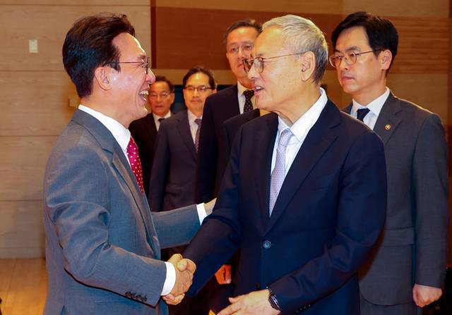 ▲ 김민석 국무총리(왼쪽)가 지난 7일 정부세종청사 대강당에서 열린 취임식에서 유인촌 문화체육관광부 장관과 인사를 나누고 있다. 연합뉴스