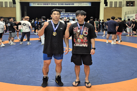 ▲ 강원도체육회 윤지훈(오른쪽)과 신병철이 지난 29일 양구문화체육회관에서 막을 내린 제51회 대통령기 전국시도대항레슬링대회에서 금메달을 획득한 뒤 기념 촬영하고 있다. 강원도체육회 제공