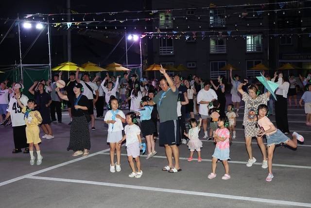 ▲ ‘무소음 페스티벌, 바란’이 30일 동해시 갤러리바란 인근 공영주차장(발한로 211-5)에서 성황리에 열렸다. 옛 전성기 시절의 문화를 현대적 감각으로 재구성한 문화재생 프로젝트이다. 사일런트 디스코, DJ와 함께하는 무소음 클럽 댄스파티, 가족 레크리에이션 게임 등 향수를 자극하는 프로그램이 줄지어 판을 벌였다.