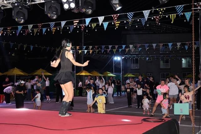 ▲ ‘무소음 페스티벌, 바란’이 30일 동해시 갤러리바란 인근 공영주차장(발한로 211-5)에서 성황리에 열렸다. 옛 전성기 시절의 문화를 현대적 감각으로 재구성한 문화재생 프로젝트이다. 사일런트 디스코, DJ와 함께하는 무소음 클럽 댄스파티, 가족 레크리에이션 게임 등 향수를 자극하는 프로그램이 줄지어 판을 벌였다.