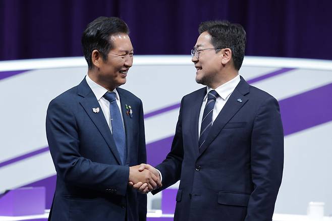 더불어민주당 정청래 · 박찬대 당대표 후보가 어제(29일) 서울 마포구 MBC에서 열린 TV 토론회에 참석해 기념촬영을 하고 있다. [국회사진기자단]