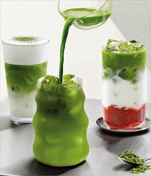 말차(MATCHA) 음료 3종(왼쪽부터 말차 크림 라떼, 아이스 말차, 스트로베리 말차 라떼).  투썸플레이스 제공