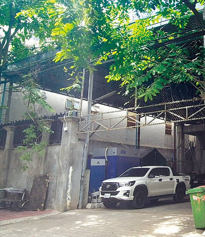 < 철조망 둘러싸인 프놈펜 수용시설 > 지난달 27일 캄보디아 프놈펜의 한 범죄인 수용시설. 높은 콘크리트 벽과 철조망으로 둘러싸여 있다. 현지에서 피싱 등의 범죄에 가담했다가 체포된 한국인들이 임시로 구금되는 시설 중 한 곳으로 알려졌다.  /김다빈 기자