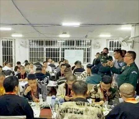 < 중국계 갱단 단속 현장 > 지난 3월 캄보디아 경찰이 피싱 범죄를 벌이던 중국계 조직원들을 단속하고 있다.  /독자 제공