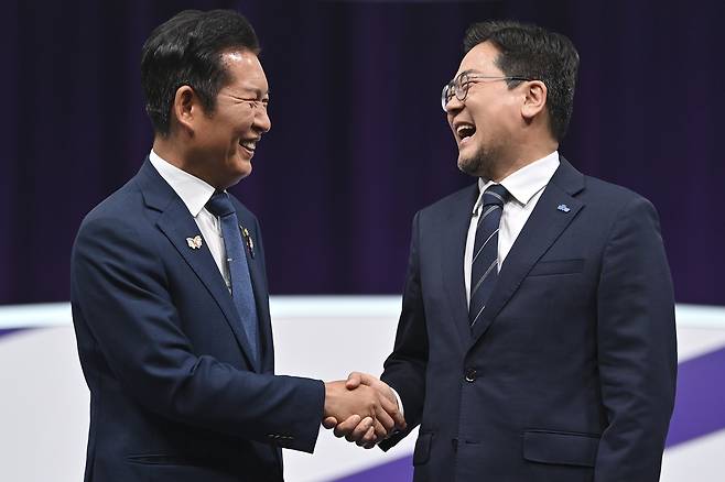 더불어민주당 당 대표 후보로 나선 정청래(왼쪽) · 박찬대 후보가 29일 서울 마포구 MBC에서 열린 TV토론회에 참석해 기념촬영을 하고 있다. 국회사진기자단