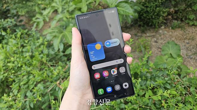 폴드7을 접으면 바 형태 스마트폰을 쓰는 듯한 느낌을 준다.