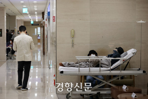 지나치게 소송 중심으로 짜여진 현재의 의료사고 대응 체계가 필수의료 행위를 기피하게 만들고, 사고 대응은 오히려 부실하게 이뤄지게 한다는 지적이 나왔다. 사진은 지난해 서울시내 한 대학병원에서 의료인이 환자 곁을 지나가는 모습이다. 조태형 기자