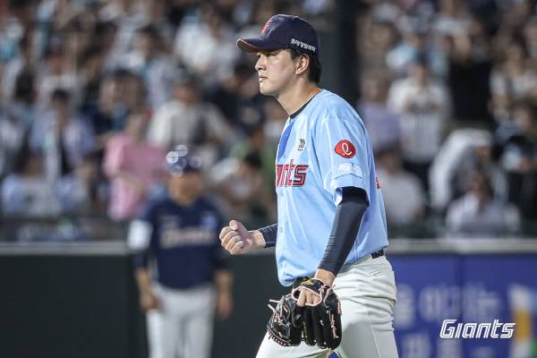 지난 29일 부산 사직구장에서 열린 NC와 3연전 첫 경기에서 조기 등판한 마무리 김원중이 이닝을 마친 뒤 주먹을 불끈 쥐고 있다. 롯데 자이언츠 제공