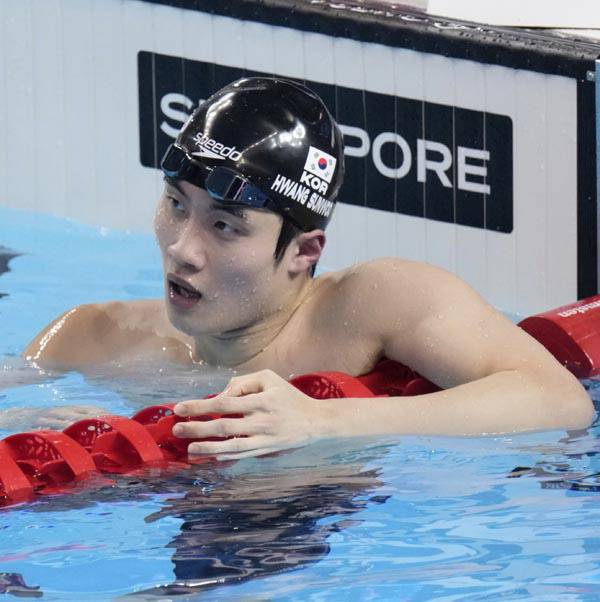 황선우가 지난 29일 자유형 200ｍ 결승이 끝난 뒤 기록을 확인하고 있다. AP연합뉴스