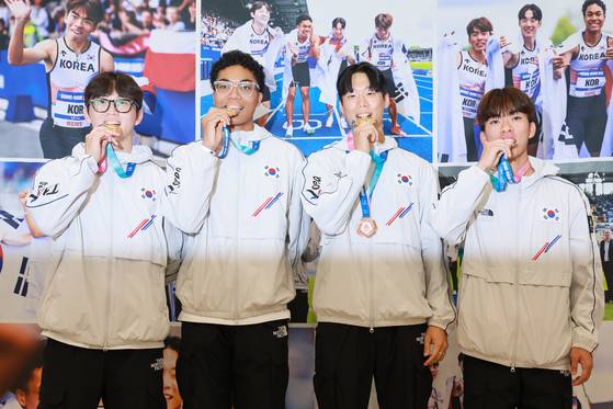 Korea's men's 4x100-meter relay team members, including Seo Min-jun, Joel Jin Nwamadi, Lee Jae-sung and Kim Jeong-yun pose for a photo with their medals upon arrival at Incheon International Airport on July 29. [YONHAP]