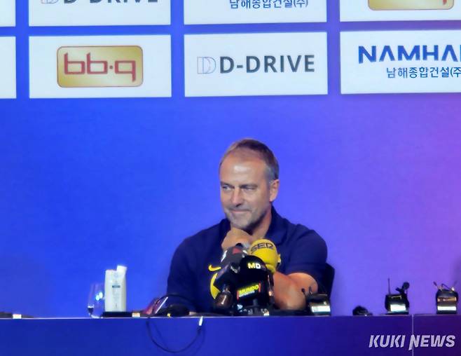 한지 플릭 FC바르셀로나 감독이 30일 서울 종로구 포시즌스호텔에서 열린 ‘FC바르셀로나 2025 아시아 투어 에디션’ 기자회견에 참석하고 있다. 송한석 기자