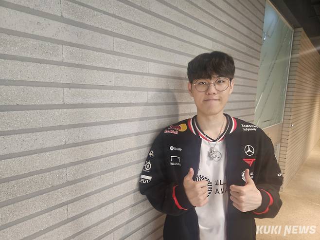 '오너' 문현준이 30일 서울 종로구 롤파크 LCK 아레나에서 열린 KT와의 ‘2025 LCK’ 정규시즌 레전드 그룹 3라운드 경기 인터뷰가 끝나고 사진촬영을 하고 있다. 송한석 기자